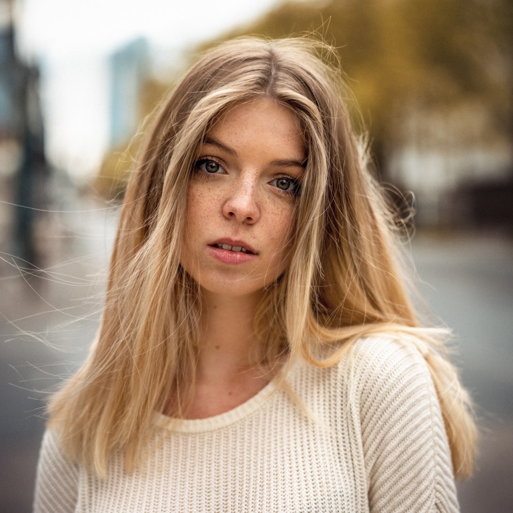 Милая девушка блондинка с веснушками 