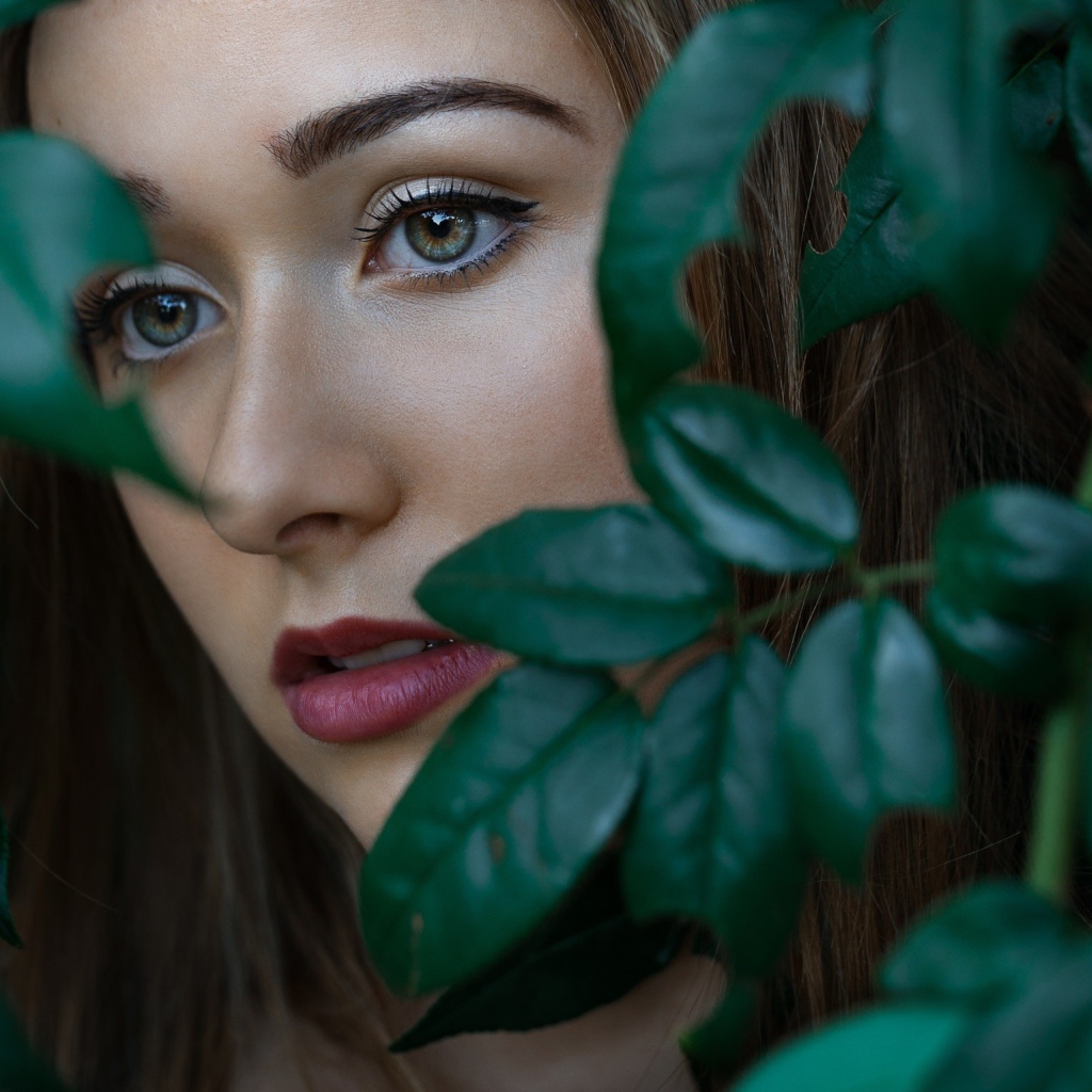 Грустная девушка с красивыми глазами 