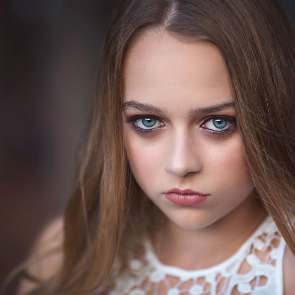 Грустная девушка с большими голубыми глазами 