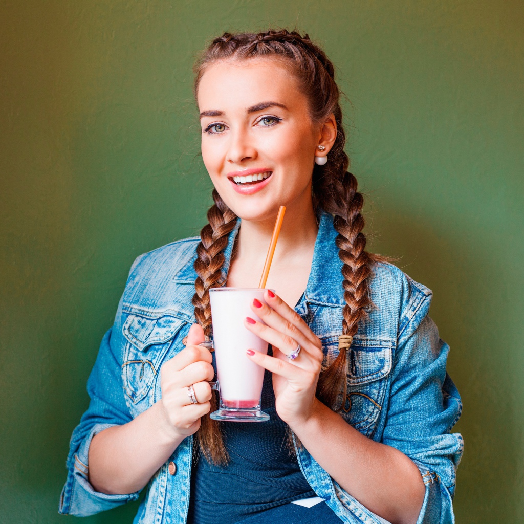 Улыбающаяся девушка с коктейлем в руках