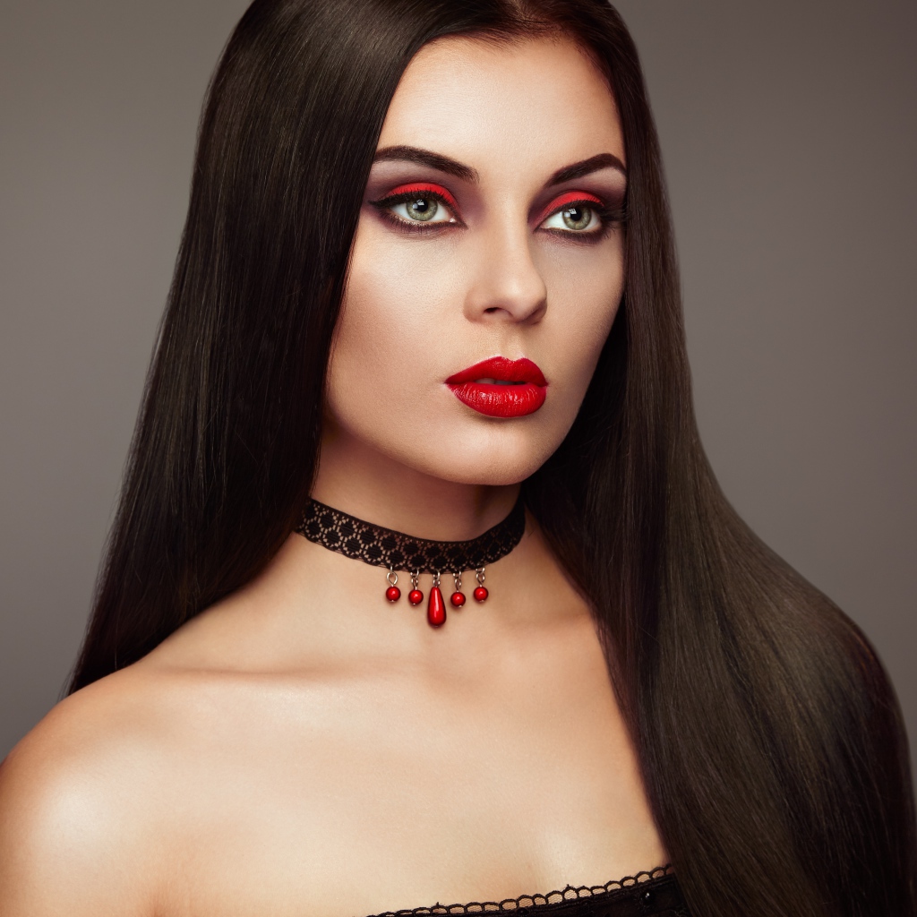 Эффектная брюнетка с ярким макияжем
