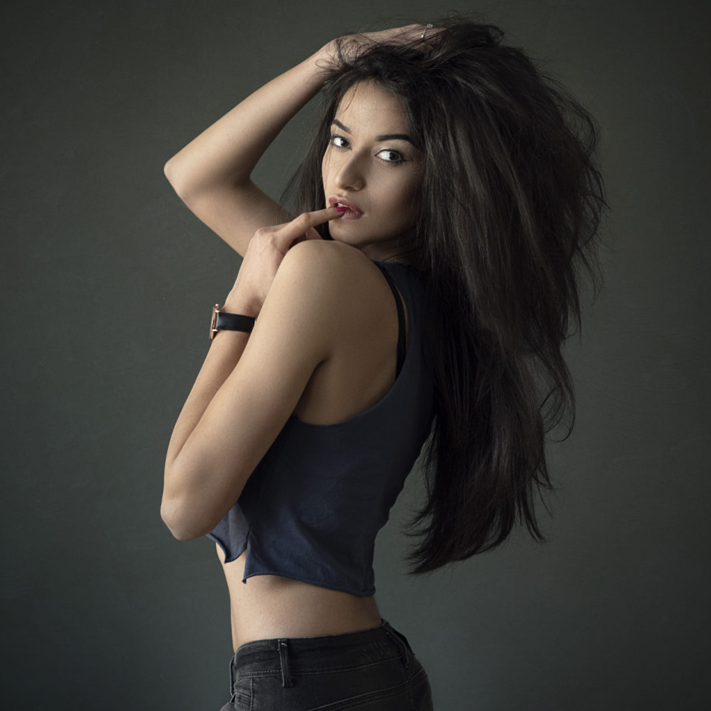 Эффектная девушка с длинными черными волосами