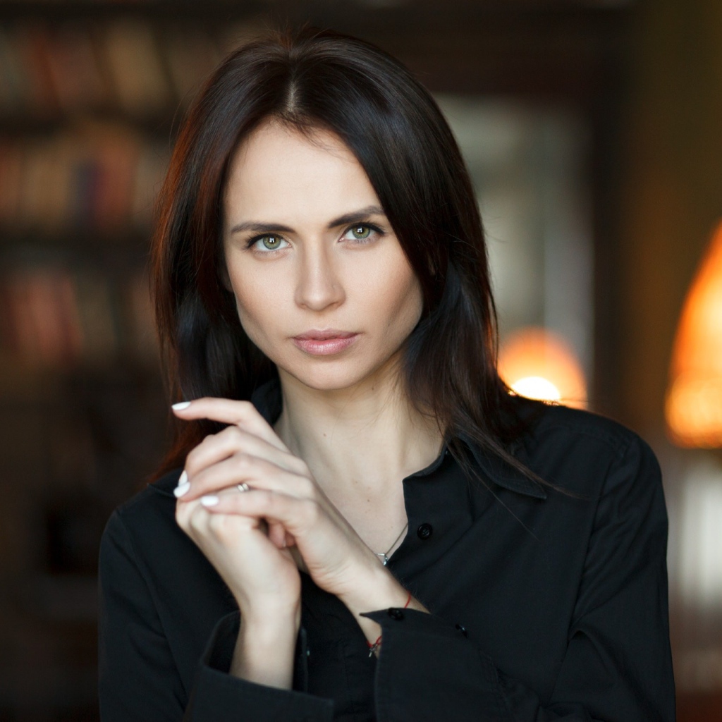 Стильная девушка брюнетка с длинными волосами 