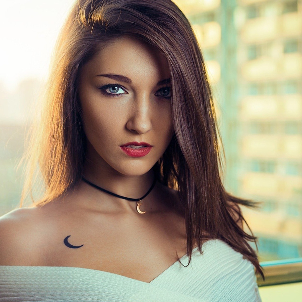 Стильная брюнетка с татуировкой в форме месяца 