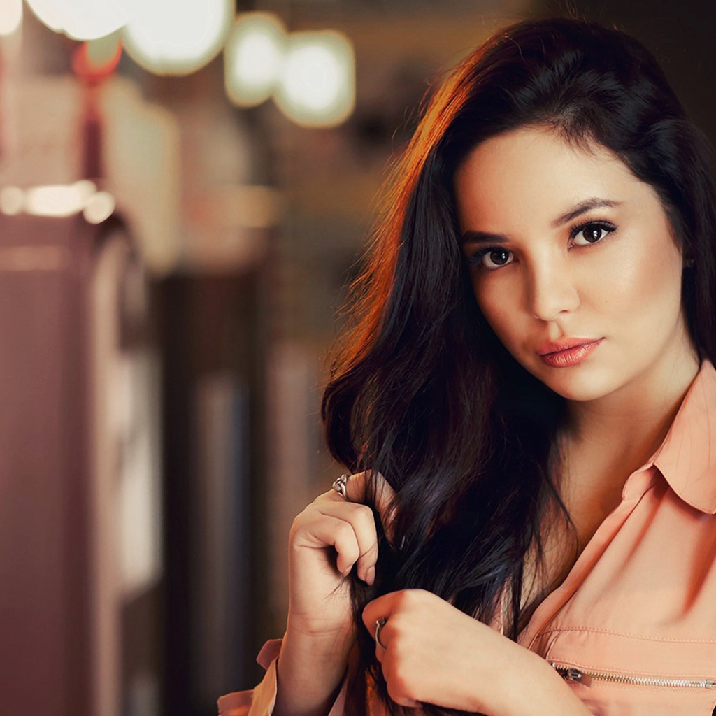 Девушка с темными распущенными волосами 