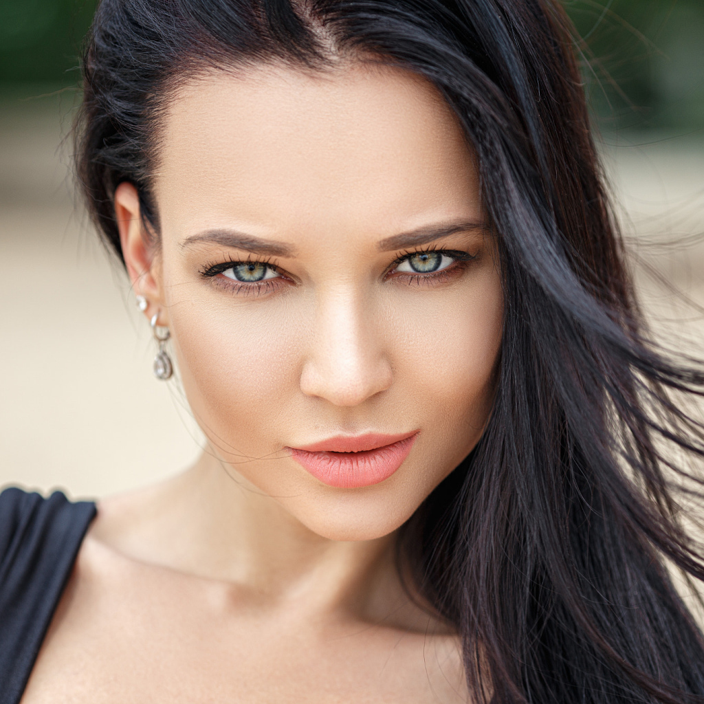 Взгляд красивой зеленоглазой брюнетки