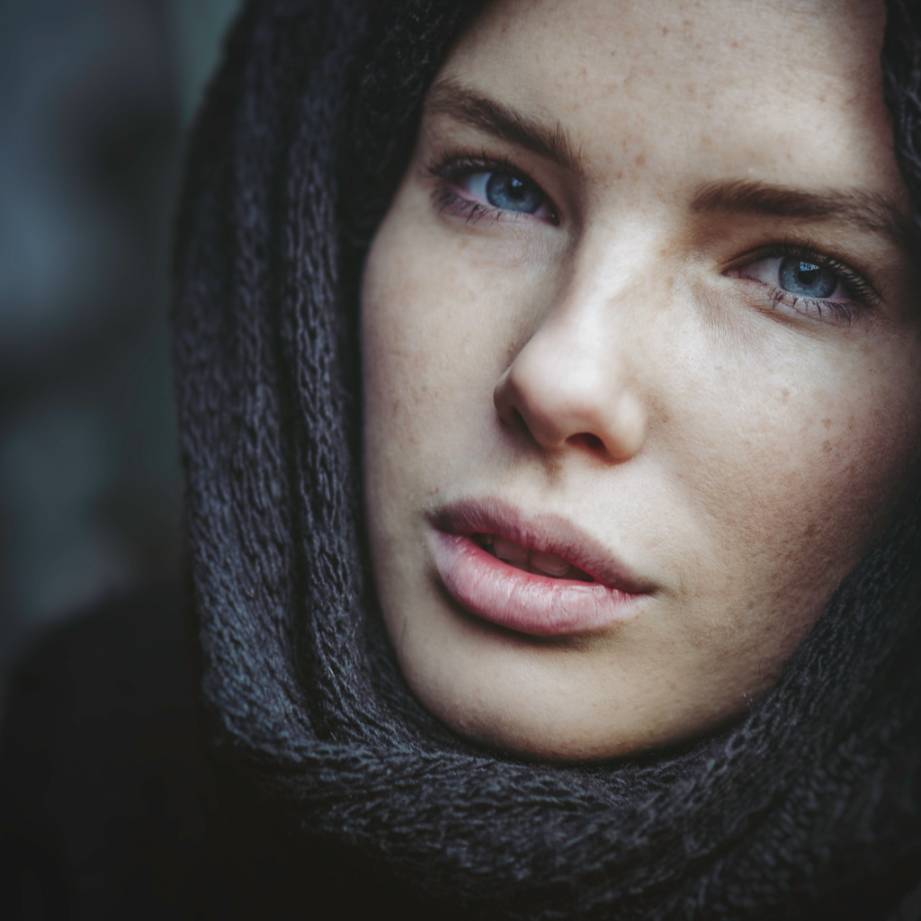 Взгляд настоящей голубоглазой девушки