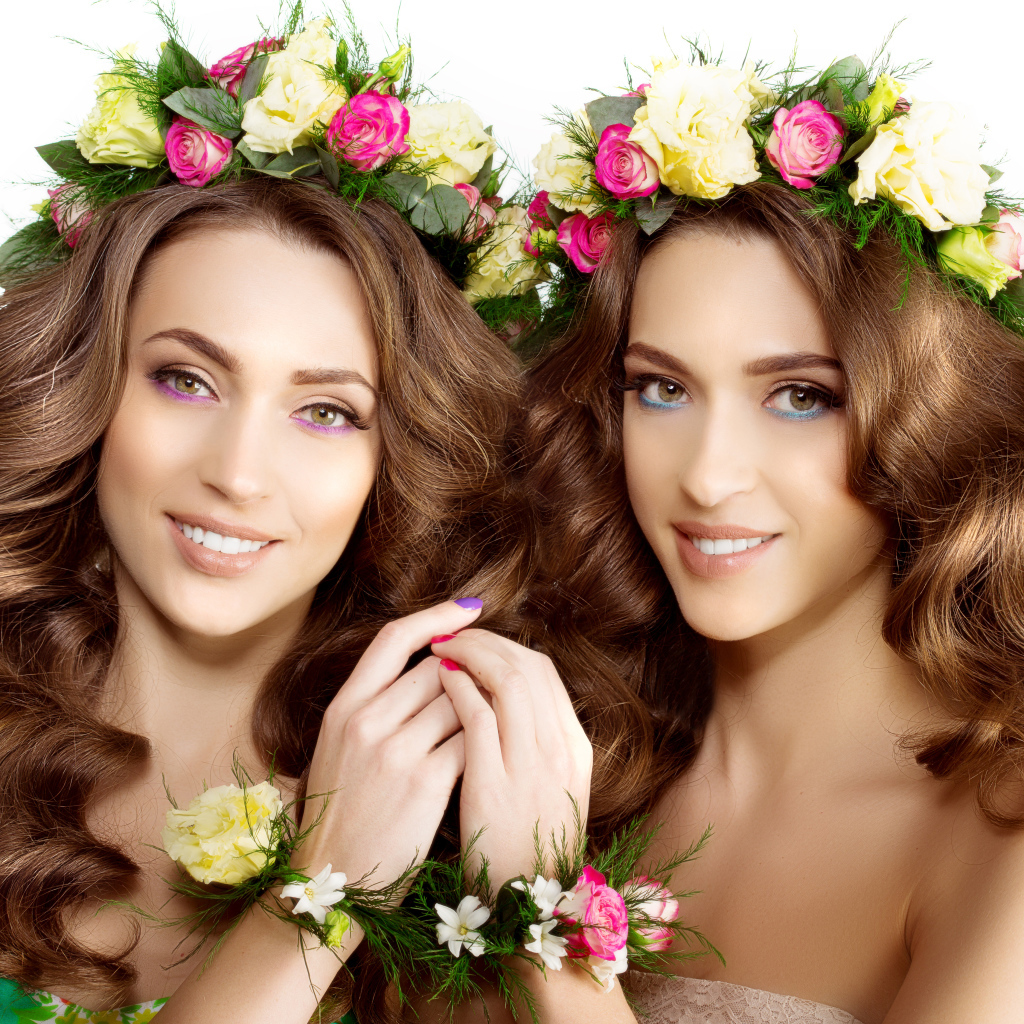 Две красивые девушки с венками из цветов на голове