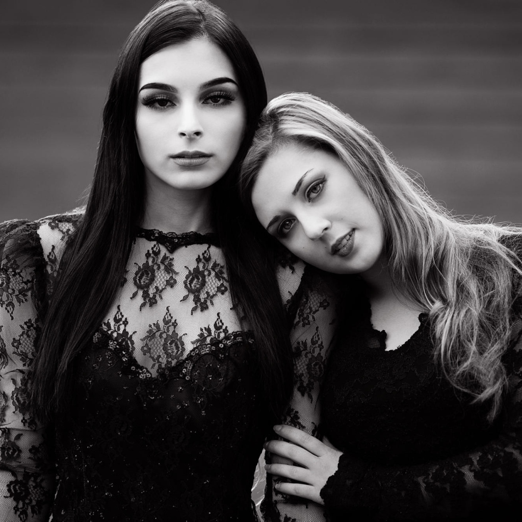 Две молодые красивые девушки черно - белое фото
