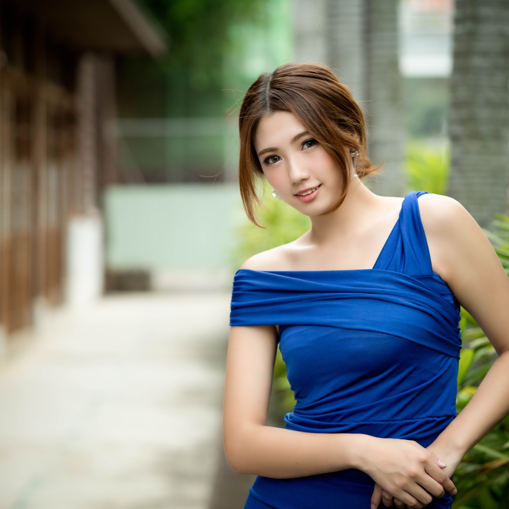 Молодая девушка азиатка в красивом голубом платье