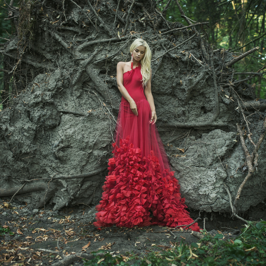 Молодая красивая девушка блондинка в красном платье