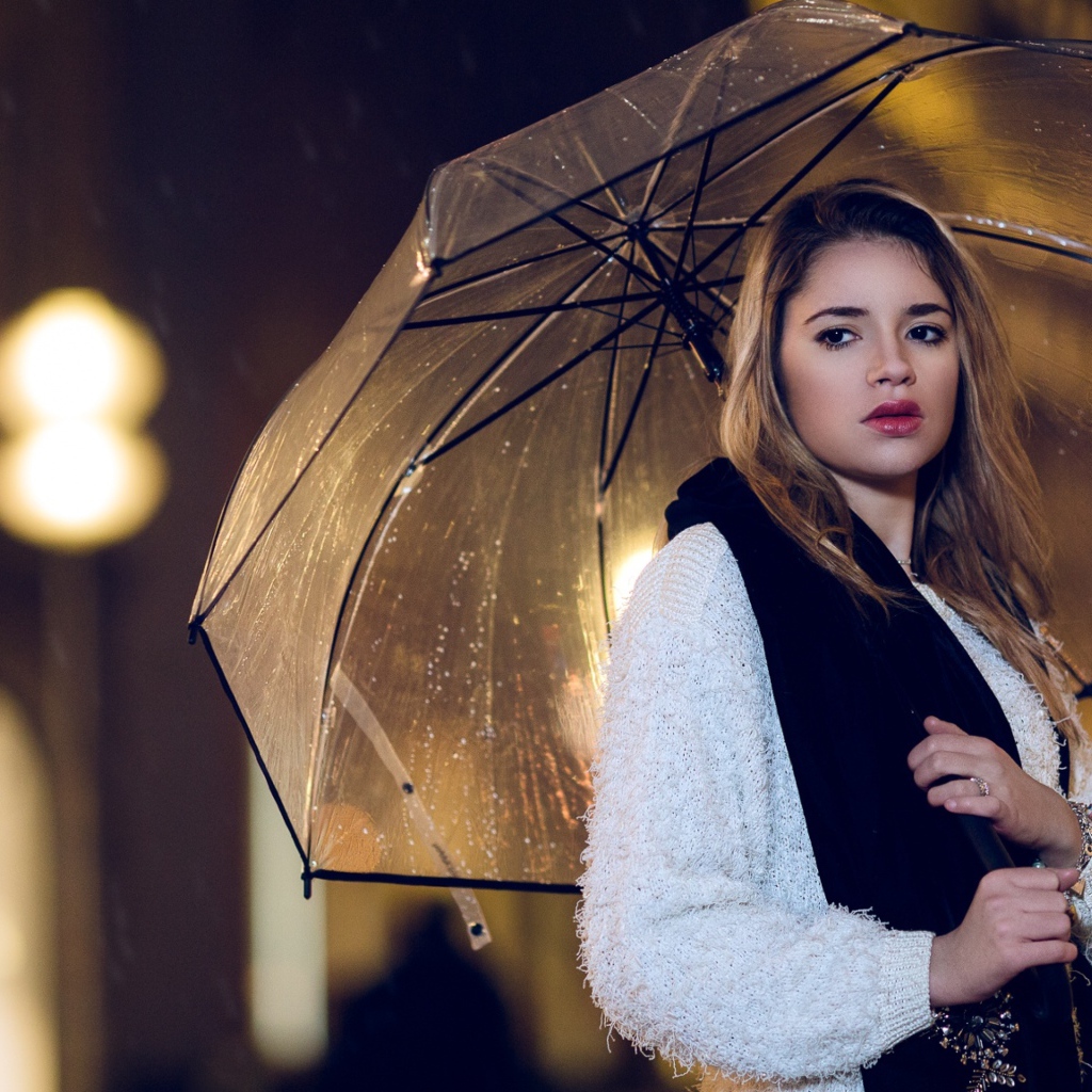 Молодая красивая девушка под зонтом 