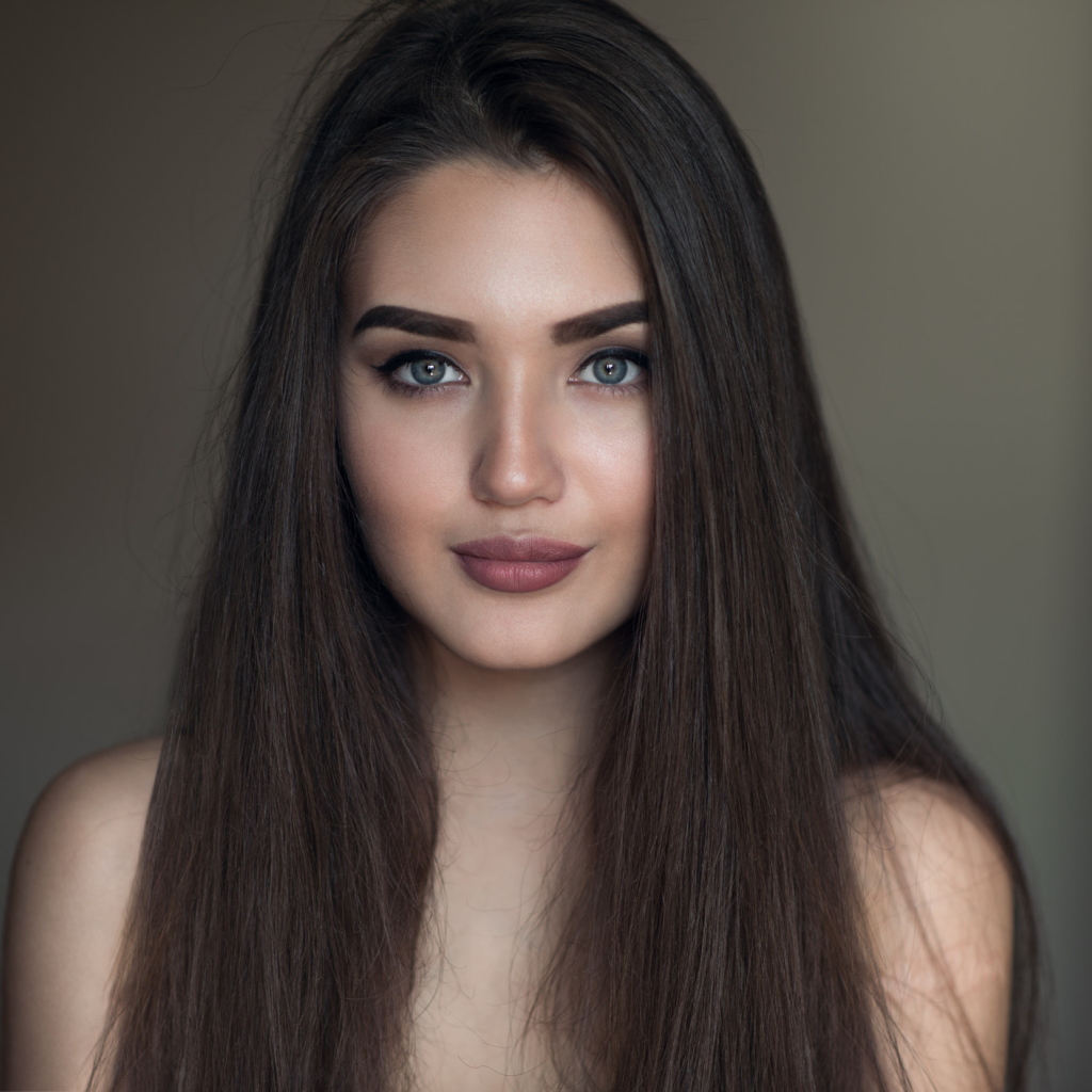 Молодая красивая девушка с длинными волосами