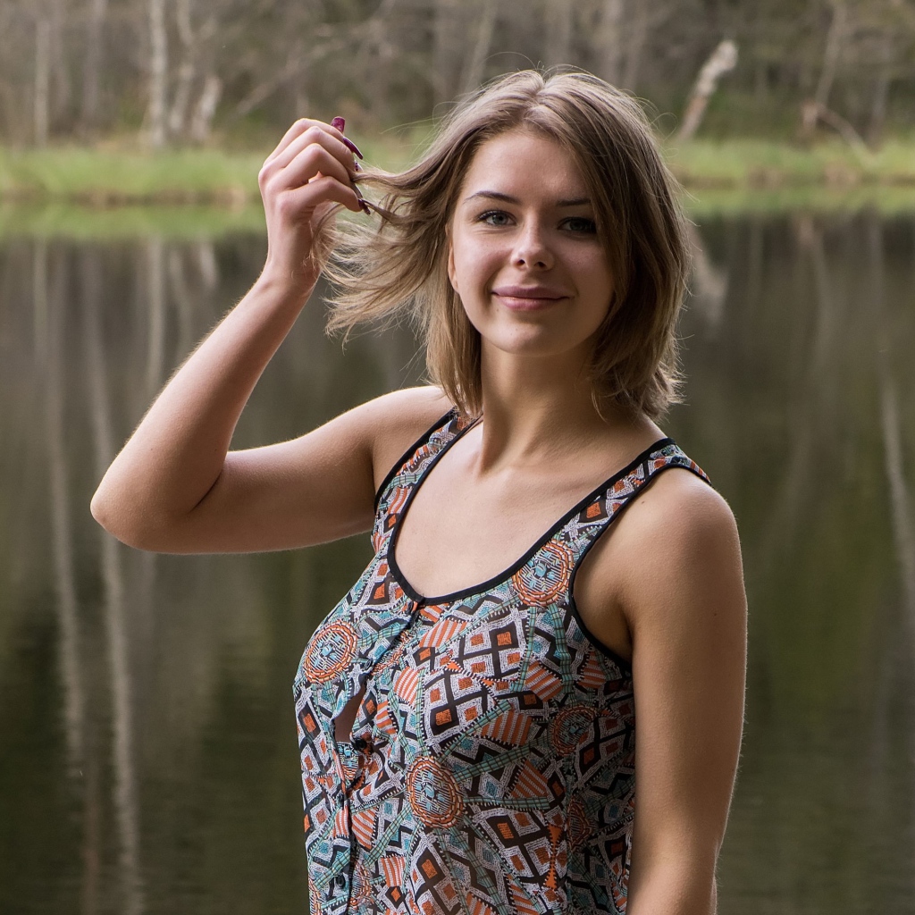 Молодая красивая настоящая девушка