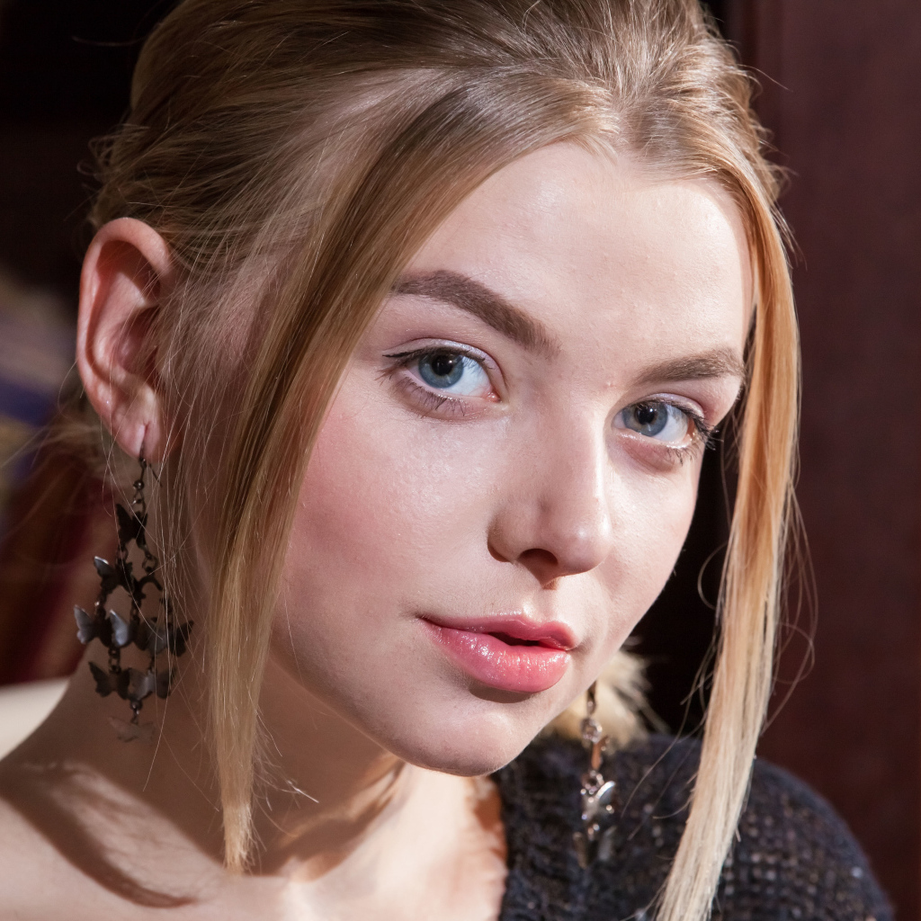 Молодая девушка блондинка с голубыми глазами