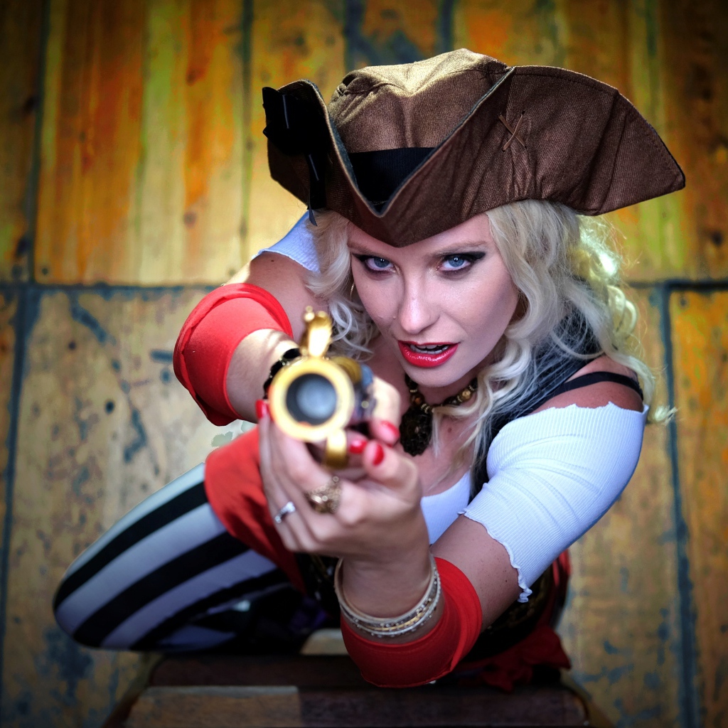 Молодая голубоглазая девушка в костюме пирата