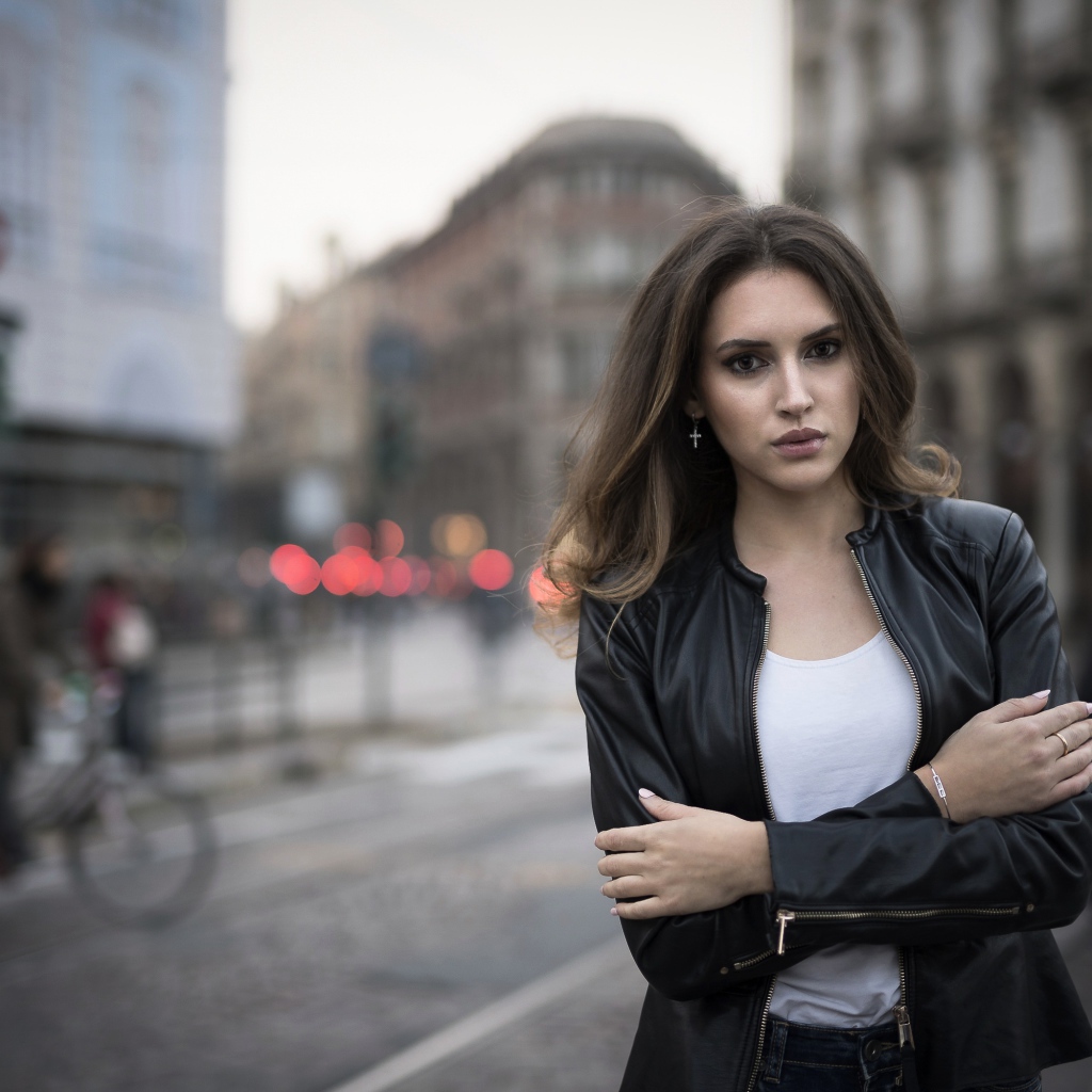 Молодая брюнетка в черной кожаной куртке