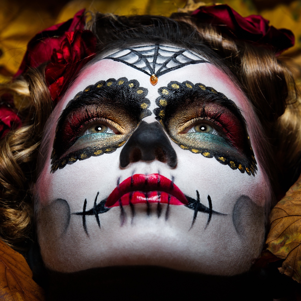 Молодая девушка с рисунком Калавера на лице