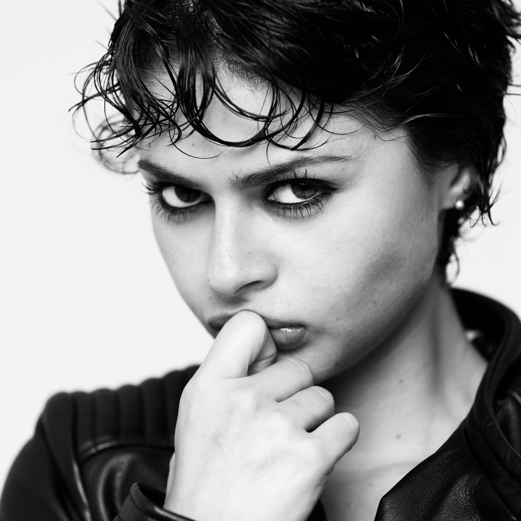 Молодая девушка с серьезным взглядом черно-белое фото