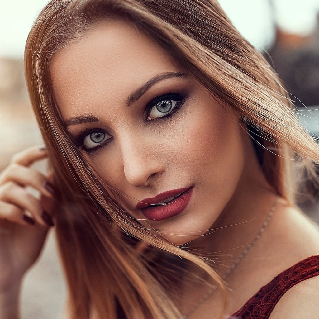 Молодая девушка с красивыми выразительными глазами 