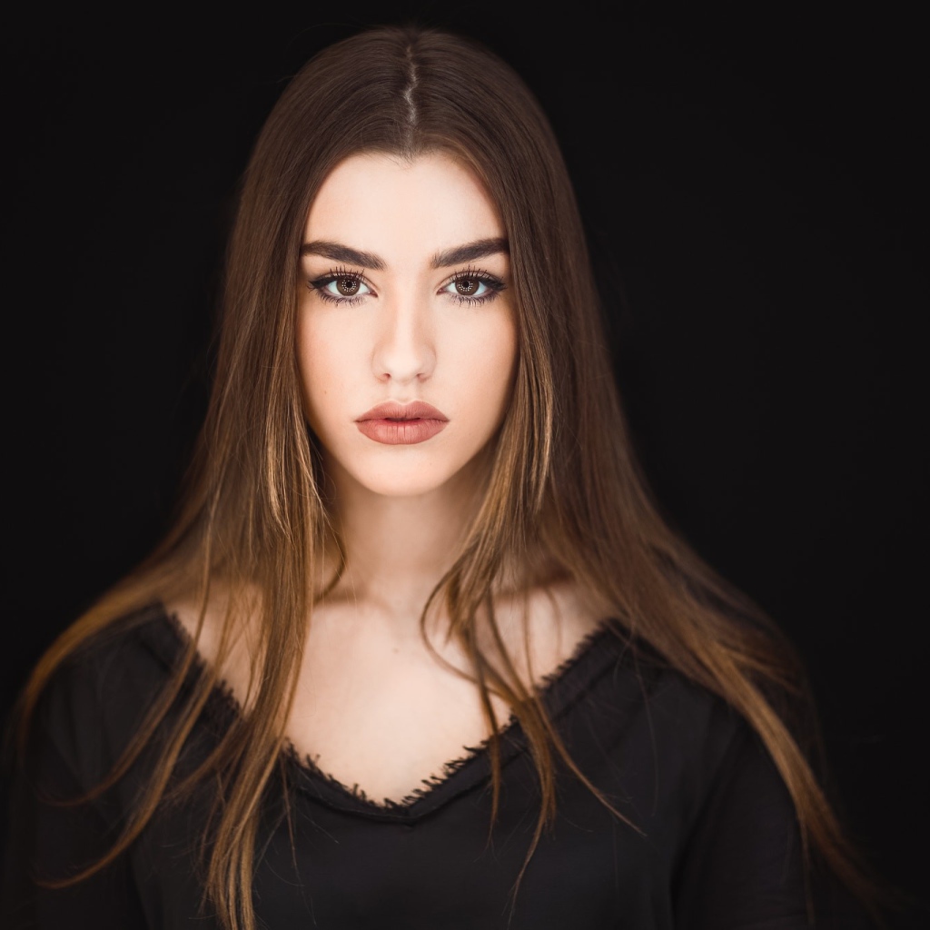 Молодая девушка с карими глазами 