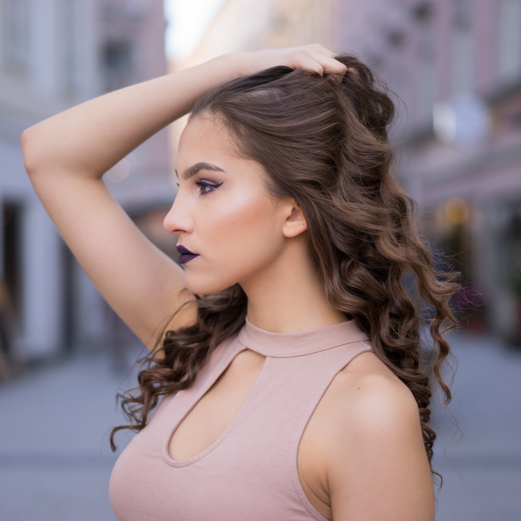 Молодая девушка шатенка с красивым макияжем