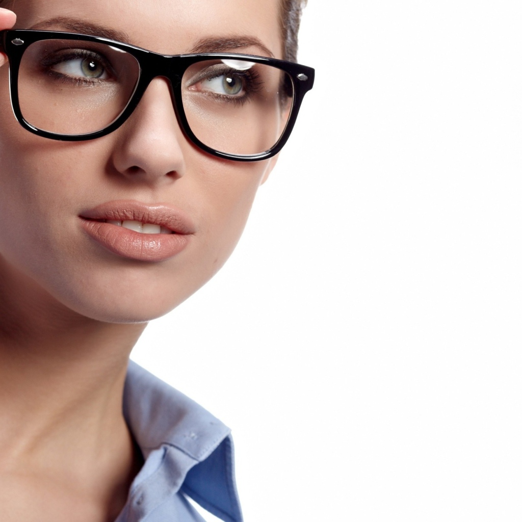 Молодая девушка в очках на белом фоне