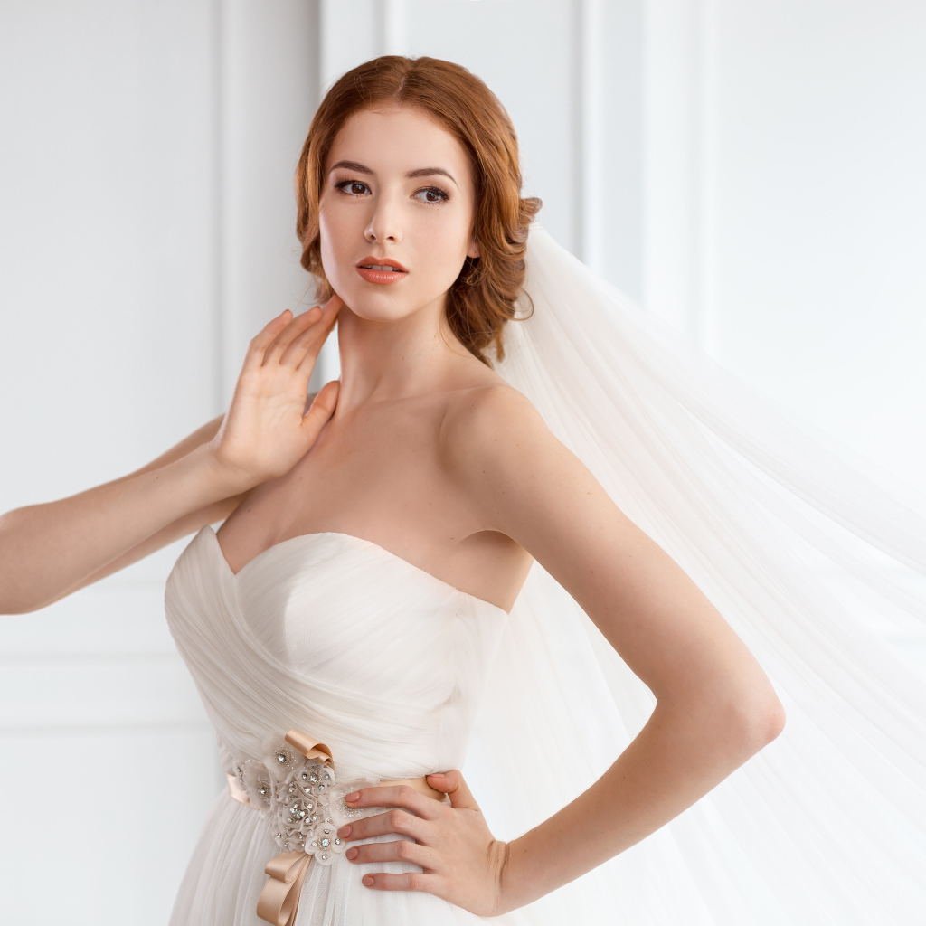 Молодая нежная девушка невеста в красивом свадебном платье