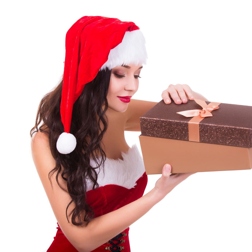 Красивая девушка в новогоднем костюме с подарком