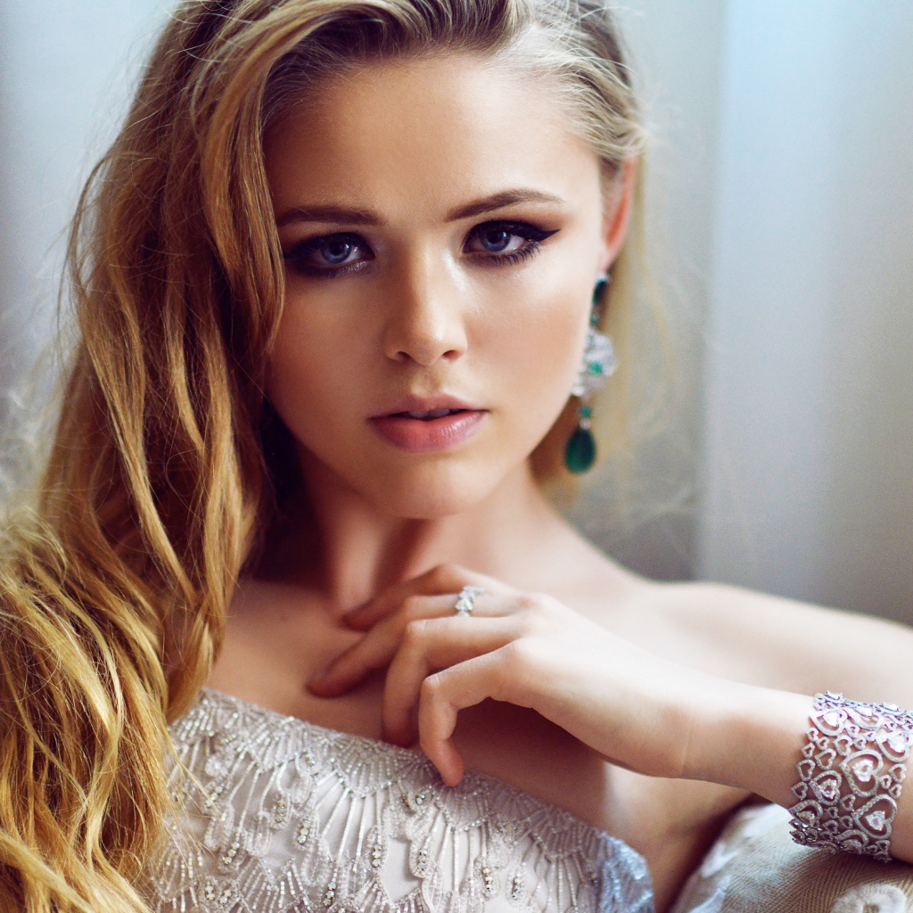 Красивая блондинка модель Кристина Базан