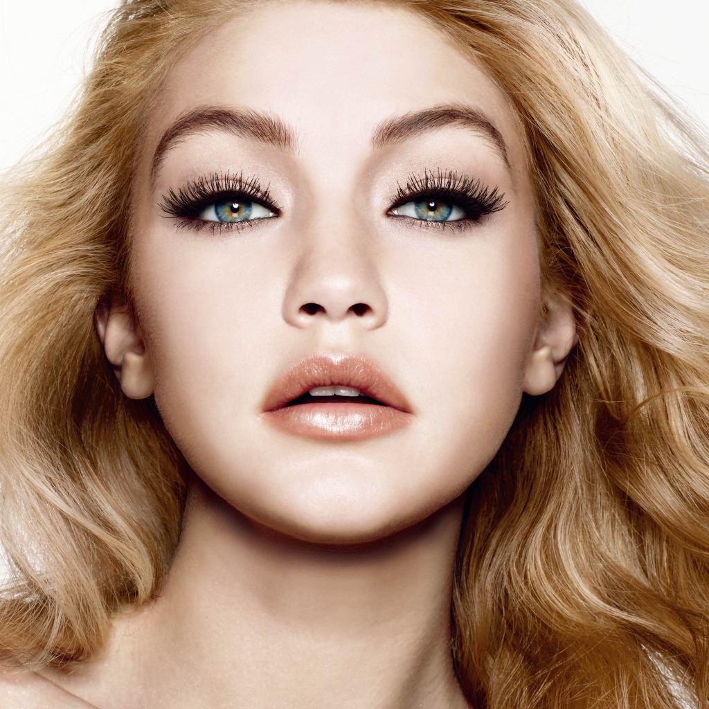 Красивая голубоглазая девушка модель Джиджи Хадид