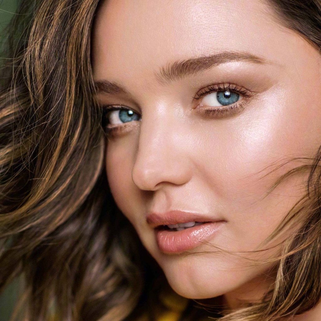 Красивая голубоглазая девушка модель Миранда Керр