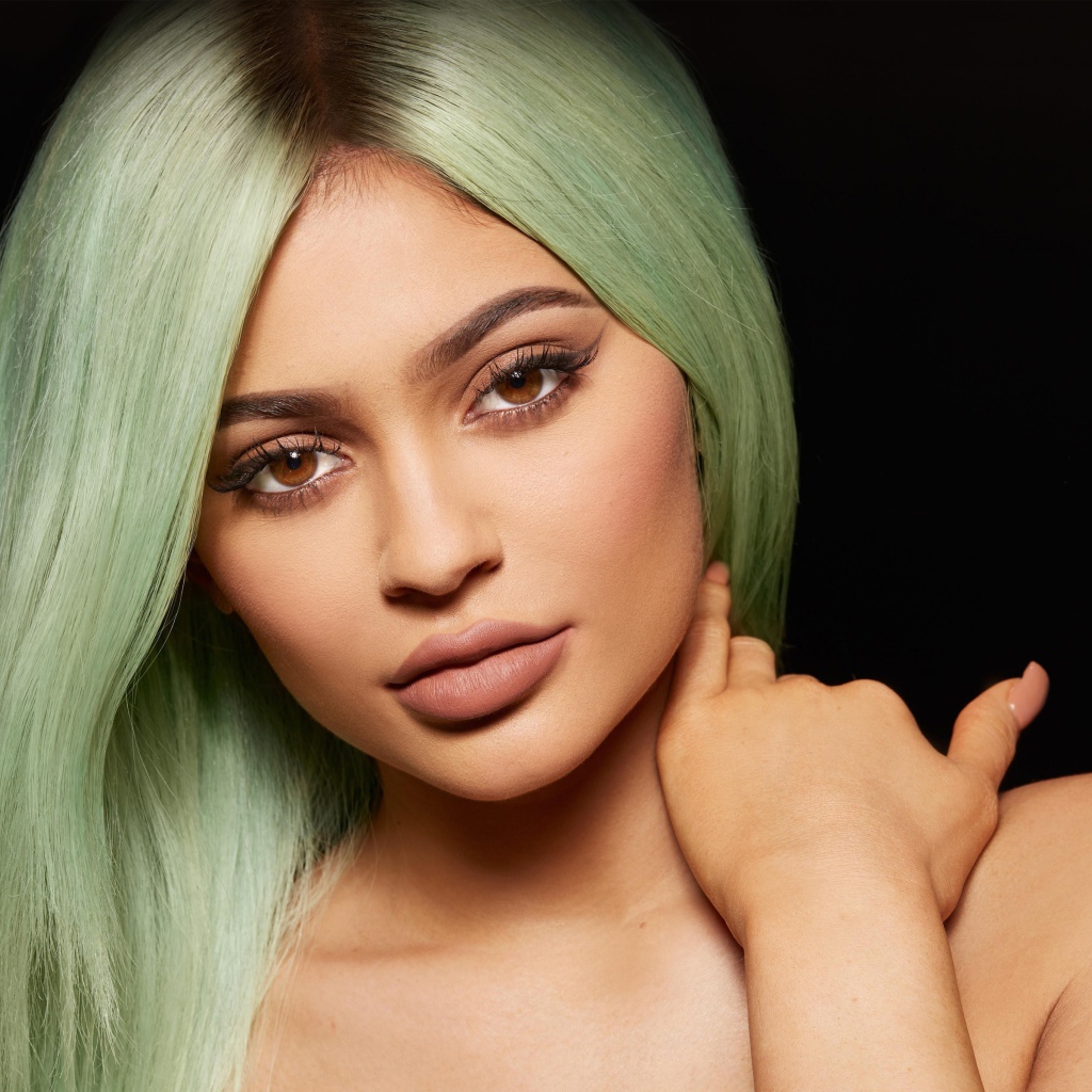 Красивая кареглазая модель Кайли Дженнер