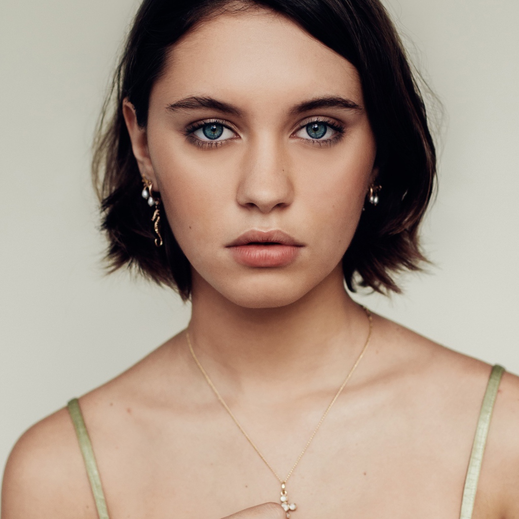 Красивая девушка, английская модель Айрис Лоу