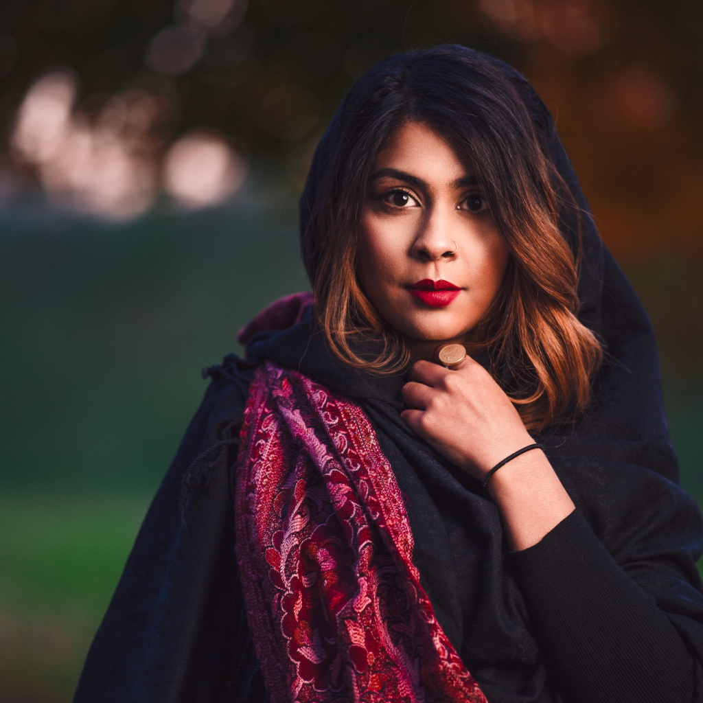 Красивая девушка модель в черном платке