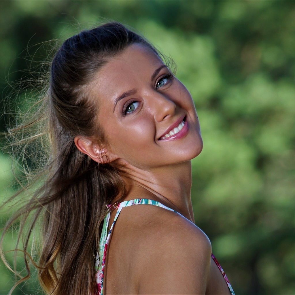 Красивая улыбающаяся девушка модель Sybil A