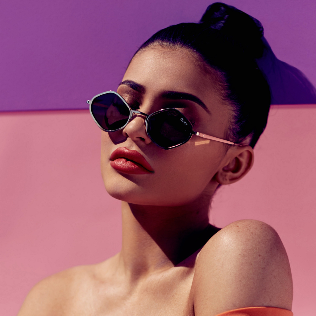 Красивая молодая девушка модель Кайли Дженнер в черных очках