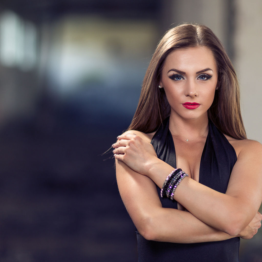 Голубоглазая девушка модель с красивым макияжем