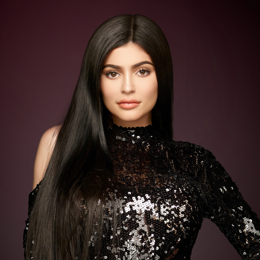 Эффектная девушка модель Кайли Дженнер с длинными волосами