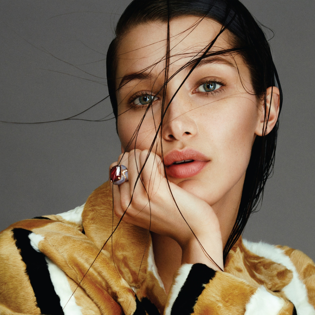 Девушка модель Белла Хадид фото на сером фоне