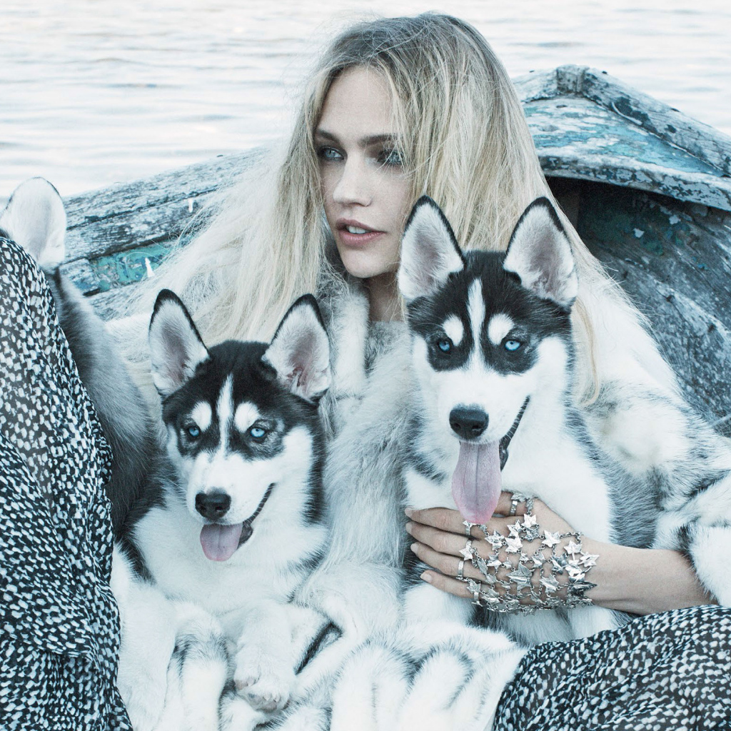 Девушка модель Саша Пивоварова с щенками хаски  