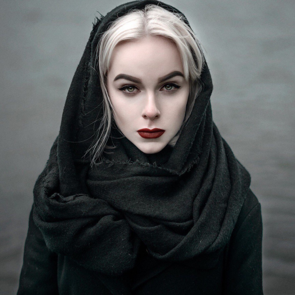 Девушка модель в черном наряде с красными губами 