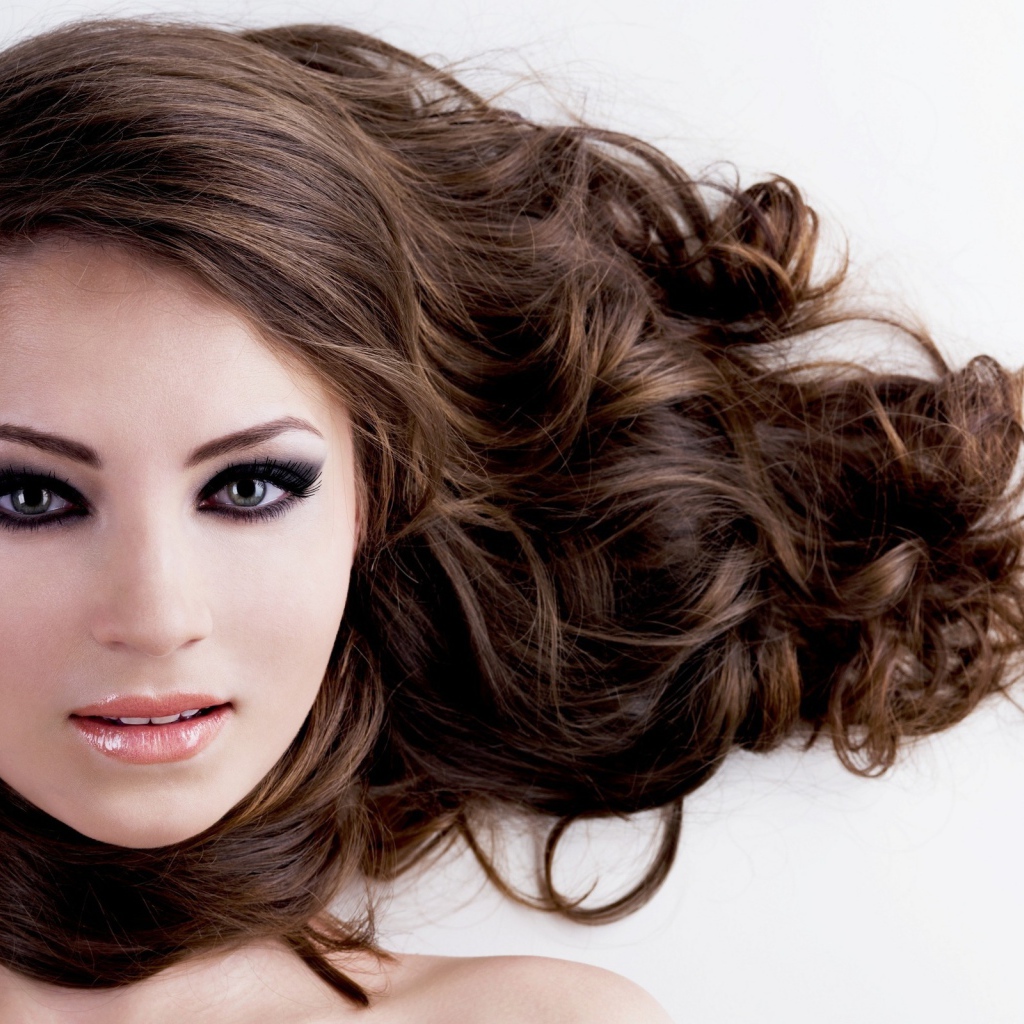 Девушка модель с темными волосами 