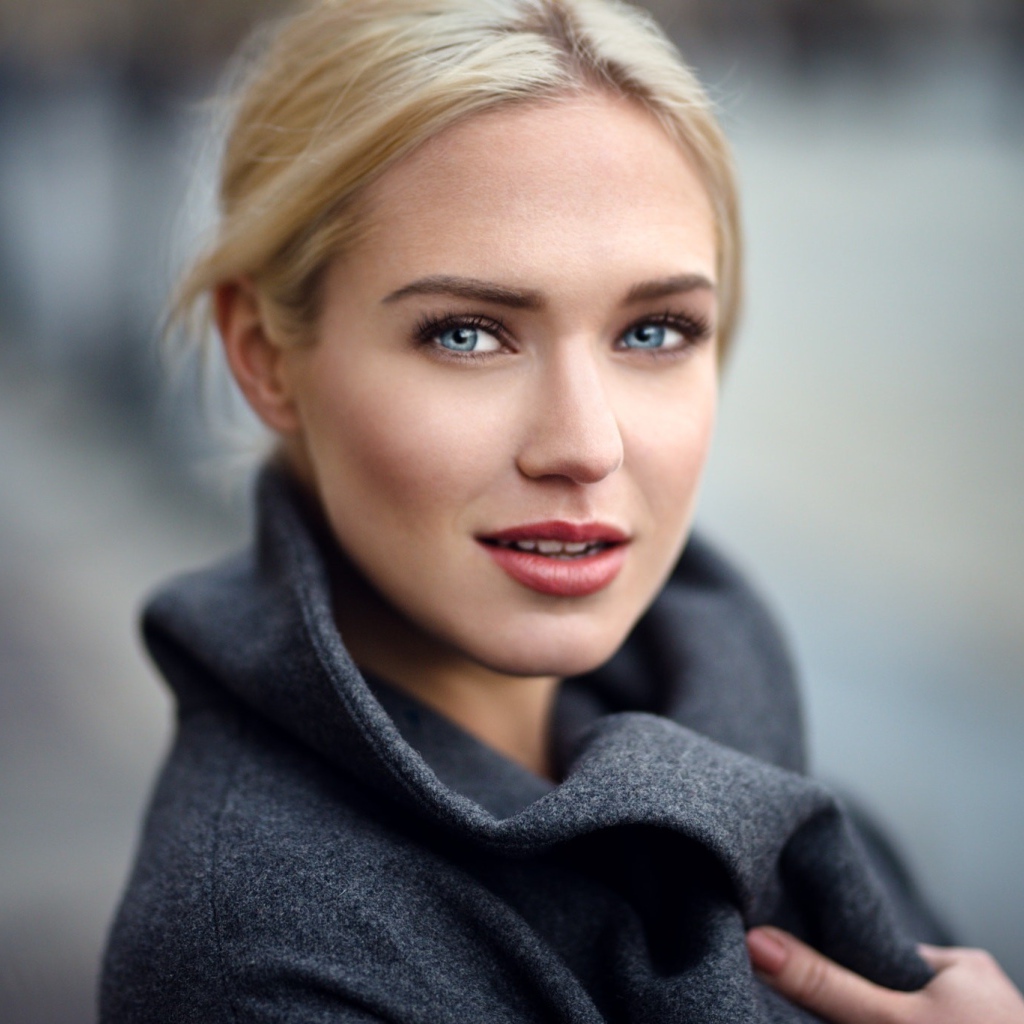 Девушка с голубыми глазами модель  Eva Mikulski 
