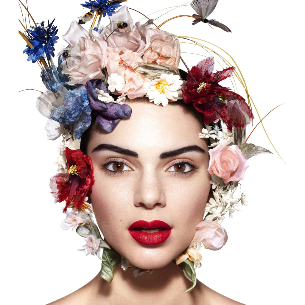 Девушка модель Кендалл Дженнер с цветами на голове