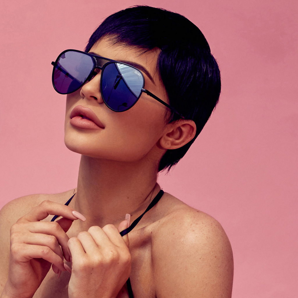 Популярная модель Кайли Дженнер в черных солнечных очках