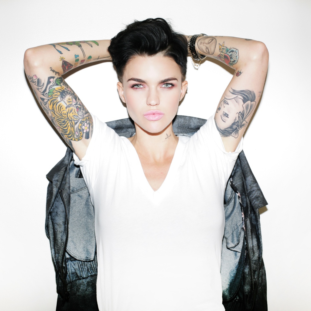 Девушка модель Руби Роуз с татуировками на руках