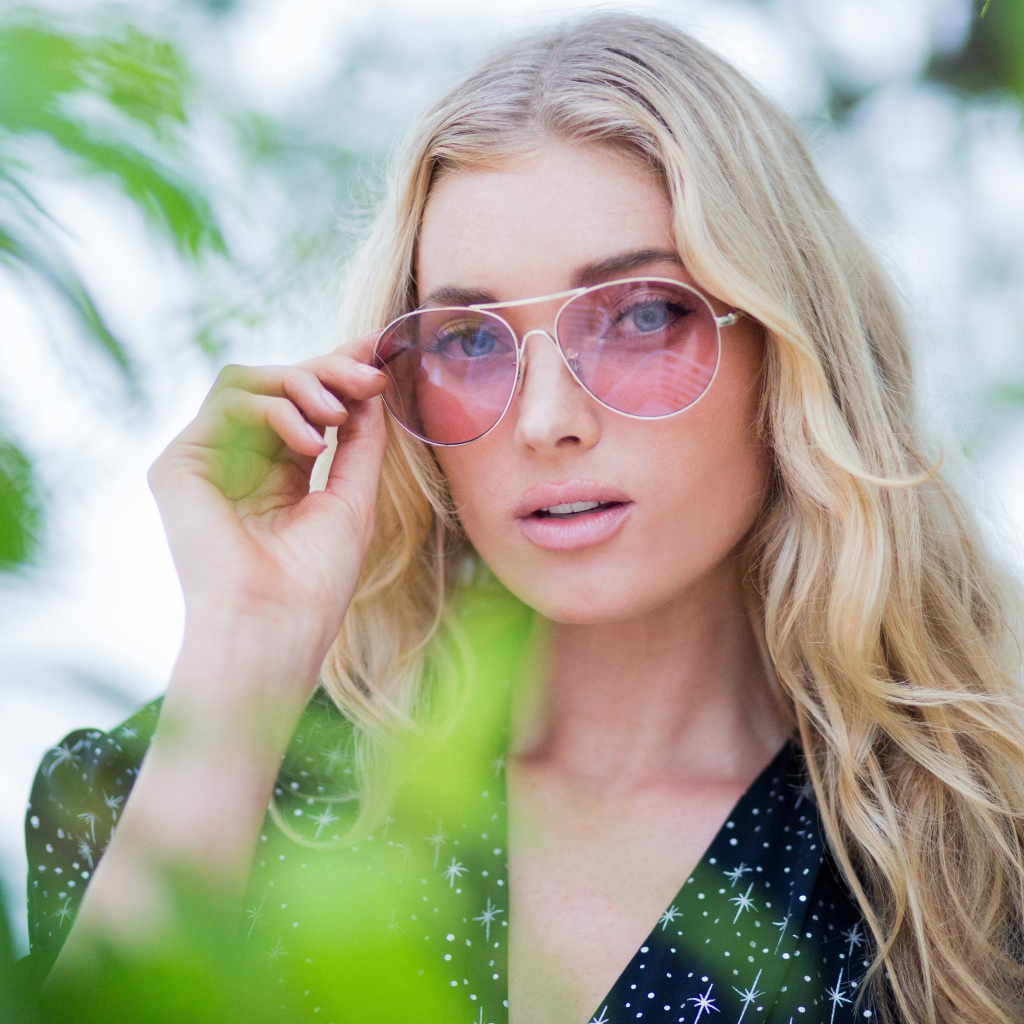 Стильная блондинка модель Эльза Хоск в солнечных очках