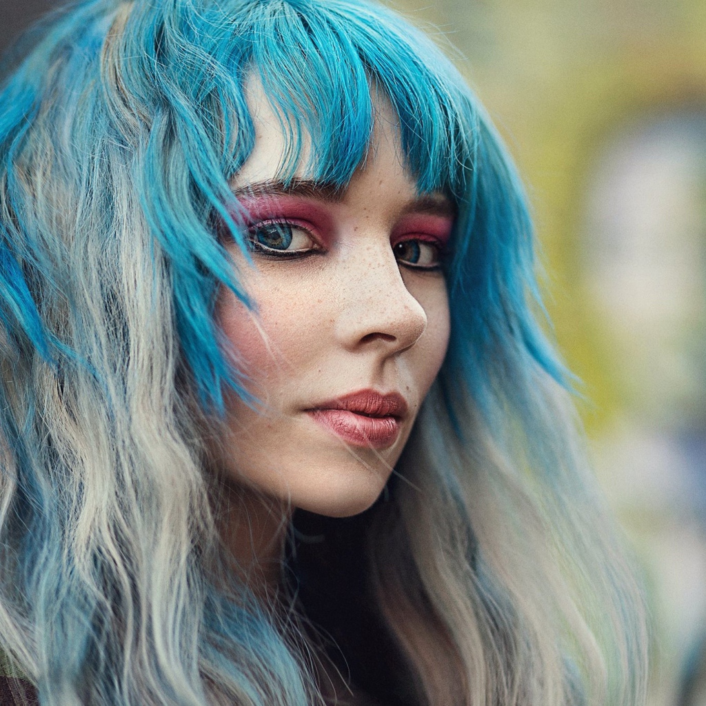 Молодая девушка модель с голубыми волосами