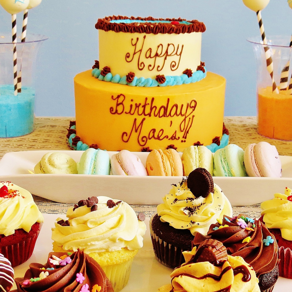 Большой красивый торт и капкейки ко Дню рождения